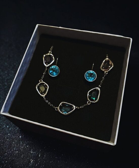 Sidabrinis papuošalų komplektas moterims – auskarai su mėlynais kristalais ir apyrankė su spalvotais cirkoniais